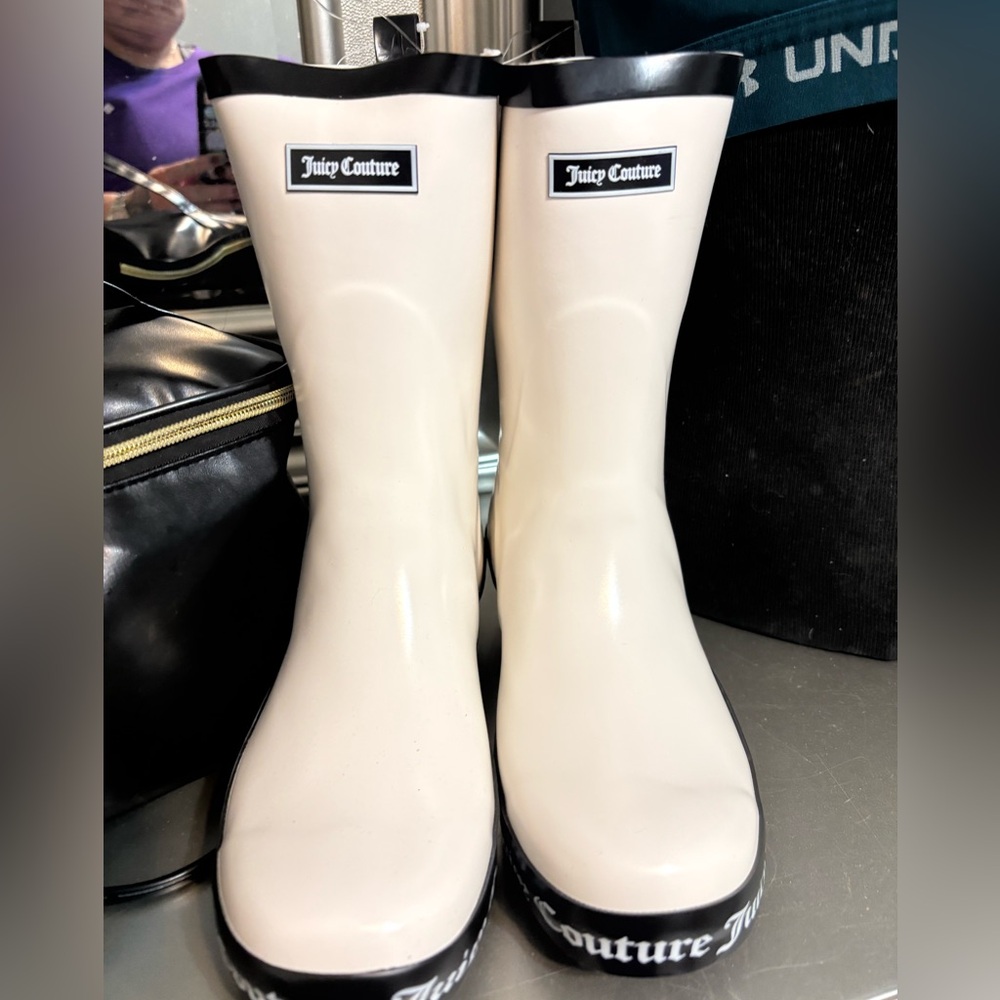 Juicy Couture Women's Cream and Black Winter Boots